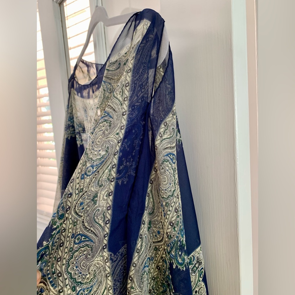 Delicate in nature yet bold in style. Blue shawl/scarf/poncho - Picture 7 of 9